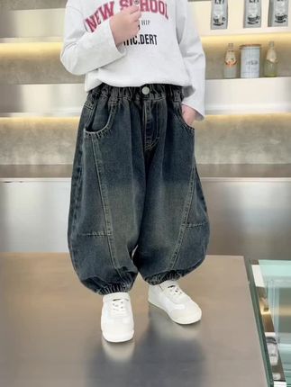 💥宝妈们看过来!男童秋季穿搭怎能少了这条复古做旧老爹牛仔裤! 宽松灯笼裤型,舒适不束缚,娃跑跳玩耍超自在~ 复古水洗工艺,质感拉满,搭配卫衣、T恤都很潮! 松紧腰+束脚设计,不挑身材还防风,秋天穿正合适! 想让你家男宝穿出潮流范儿?这条裤子闭眼入就对了! 点击下方小黄车,给娃安排上这份帅气~#男童穿搭 #男童牛仔裤