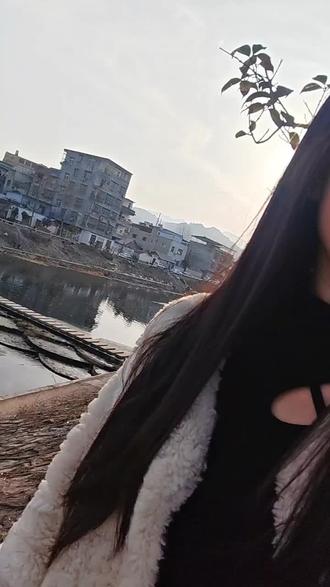 很心酸吧,今天的情人节,想见的人终究还是没见到,想陪的人也没有身份,心心念念的那个人,正和别人开开心心,过情人节,而我还是一个人,没有情人的情人节,多少有些伤怀,那样浪漫的爱情,为什么不在,我生命里存在呢 #今天的情人节 #浪漫的爱情 #一个人过情人节