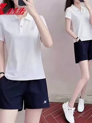 这款白色T搭黑色短裤运动套装 特步运动套装绝绝子~,简约白Polo衫清爽利落,搭配黑色短裤 显瘦又显高,日常出街、运动健身都适配,轻松拿捏青春活力感🏃♀️,谁穿谁是校园运动女主!#休闲时尚运动套装 #清爽一夏 #时尚穿搭分享