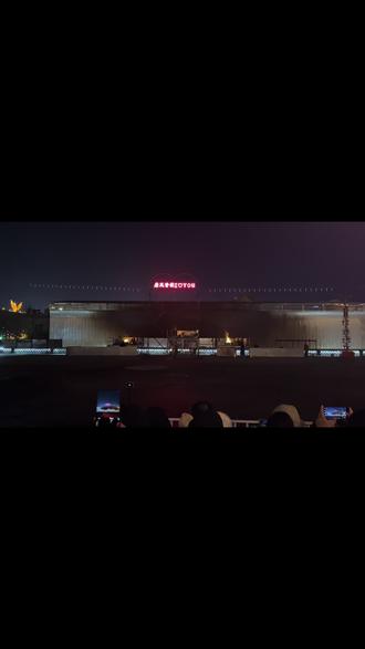 山西忻州古城晚21:30分的半小时打铁花现场,门票39.9元很值得一看哦,就是太冷冻透啦#新年里的打铁花绚烂至极 #非遗打铁花表演