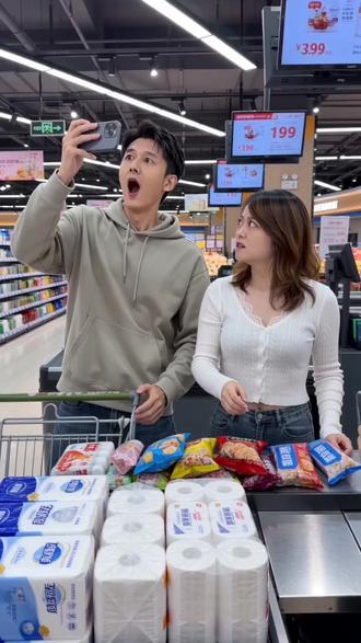 #AI超市里的夫妻趣事 #随变ai随便玩
😂救命!超市购物车竟成秀场?!
🛒薯片纸巾堆成山,男生举手机狂拍📸
🤔女友满脸问号:这是买东西还是拍大片?!