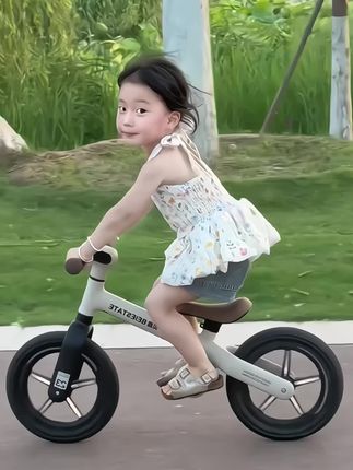 你不明白三岁多小孩姐骑平衡车有酷多快乐,越骑越自信根本追不上追不上不仅锻炼小朋友妈妈跟着一起锻炼#我的女孩 #平衡车 #萌娃骑车#生女儿就是用来打扮的#萌娃