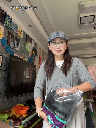#母婴好物#鹅绒服#小虎宝 天冷了,给孩子入手了一件超舒服的鹅绒服,它不仅轻盈保暖,而且超级蓬松柔软,穿上就像躺在云朵里一样。这个冬天再也不用担心孩子会冷了,赶紧给你家宝贝安排起来吧!