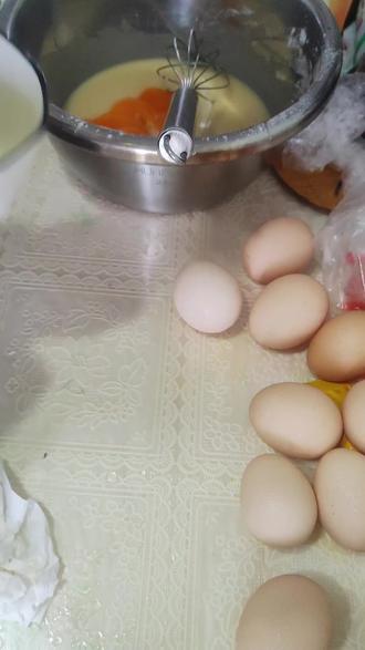 #新模具#烘焙过程 工欲善其事必先利其器。新买的模具,当然要使用一下啦~分享一下烘焙过程~徒手分鸡蛋,那必须是烘焙人手拿把掐的技术活~今儿,真的是特别完美,没有一个漏的,一气呵成,三分钟,十三个鸡蛋~十分钟,蛋白打发~全部是硬干货~烘焙基础知识,我就教到这里,成不成,自己练习去吧~哈哈,谁让我就拥有美食天赋,一学就会,自学成才~这世间,唯有爱和美食,是只有自己才能体验到的,其他的人,说的天花乱坠,不合自己口味,那都是扯淡。百人有百味,萝卜白菜各有所爱,与其担心别人的否定,不如踏踏实实研究出来符合大众的美味,而不是计较所谓评价。做到才是王道~真羡慕自己的多才多艺~#阜阳贤惠美女