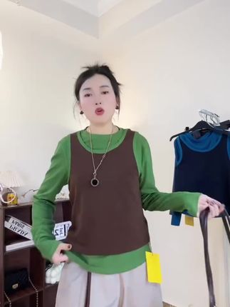 姐妹们,这套衣服真的太好看了,它是那种经典的韩系风格,上身特别显瘦,而且超级百搭,不管是逛街聚会还是上班通勤都能穿。它属于那种真正的两件套,可以分开搭配,实用性超强!这个秋天一定要有一套这样的穿搭,时尚又好看,赶紧入手吧!#圆领t恤 #长袖t恤 #上衣 #早秋搭配 #舒适百搭