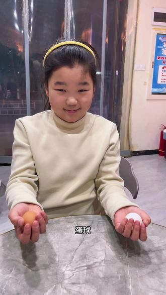 鸡蛋小球换手挑战第一P!#鸡蛋小球 #店里实拍 #搞笑