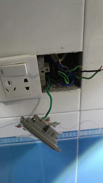 更换浴霸开关收费150都说太多了能不能再少点#水电工 #电工电路维修 #浴霸开关接线方法