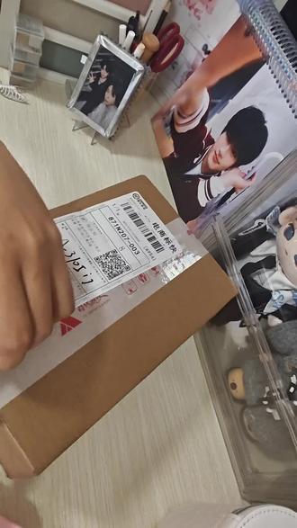 时代峰峻完全没把消费者当人吧? 我真的要气疯了
之前看到那么多开箱,其实已经不抱希望了但是没想到拿到手更加糟糕
我从来没见过哪一家商家是这样的
超长预售时间,无实物图链接,纯靠赌运气,收到以后简直是不把消费者当人
这种质量的娃娃还不如我从娃娃机里夹出来的168的价格,8块钱的质量
霸王售后条款,售后更是高贵得很,可以几个月不回复
我认为这已经不仅仅是饭圈内部的问题,这已经完全违反消费者权益了,我真不理解居然没有被大规模消费者维吗?大家都这么不在意自己的权益吗?#时代峰峻 #追星周边 #消费者权益 #明星周边 #开箱