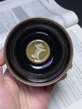 #建盏 的艺术特点在于其独特的釉色和纹理。其胎体厚重,呈黑灰色或紫黑色,釉面结晶如星芒流转,每一道纹理都是窑火与时间的偶然馈赠 。建盏的造型多样,有大小敛口、敞口等不同形式,圈足小而浅,修胎草率有力,刀法自然 。#非遗文化传承 #高端茶器 #茶器之美 #强烈推荐
