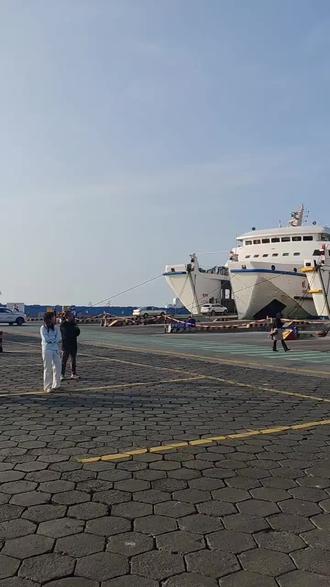 昨日开启返程。行程:海口—湛江—珠海。早晨快6时进入离岛通道并登轮渡,7时发船,比原航班提前约1小时,看来是实行了车装满船即发的方式,离岛轮渡行程快捷顺利,没有堵车现象。途径湛江,孩子们参观了军事文化博览园的陆空、海上装备区,了解了很多军事装备。晚上快10时到达珠海。逛了“十四村便民夜市”,虽较晚但人却很多。#我的抖音生活日记