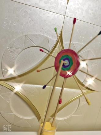 亲子手工制作:手工摩天轮🎡
材料:棉签(10)、圆纸片(2)、双面胶
剪刀✂️、 热熔胶、 木棒(2)
塑料管、彩泥、塑料杯、马克笔