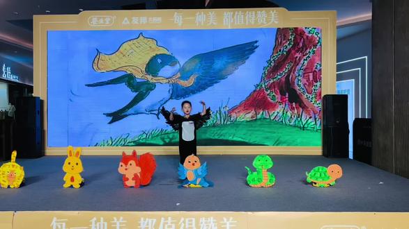 绘本推荐《蒂比试一试》了不起的蒂比 #故事大王 #幼儿故事演讲比赛
《蒂比试一试》适合3+孩子看。一个叫蒂比的白肚燕,因为一生下来有一只翅膀是弯的,所以永远不能飞翔,因此他没有朋友常常感到孤独。当蒂比的妈妈送给他一件斗篷之后,他遇到了松鼠、蛇、兔子、乌龟,他们不仅成了好朋友,蒂比还分别和它们学会了爬树、滑行、跳跃、隐藏等的技能。之后他用自己学到的本领解救了罗宾太太的鸟宝宝,成功把她送回了家,成为了人人称赞的英雄。
生理上的缺陷并不一定会让你比别人差,勇于尝试才是最重要的。对于身体健康的孩子我们也可以引导孩子思考,让他们看到故事背后所包含的一些面对困难和挫折的态度和方法和培养孩子积极乐观的心态。
绘本中通过蒂比的朋友们教蒂比各自擅长的本领,让孩子们了解各种动物的生活习性,松鼠擅长爬树,蛇擅长爬行,兔子擅长跳跃,乌龟擅长躲避敌人等等,这样以故事的形式来描述,会让孩子记忆更加深刻。
