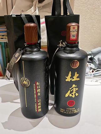 浓香型白酒,纯粮酿造,52度,1.5升/瓶。一套2瓶。#杜康#纯粮酒#口粮酒#酒文化
