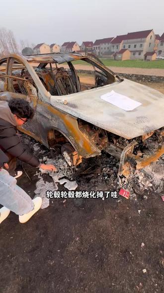 农村放烟花,把车烧没了!春节放烟花一定要注意安全。