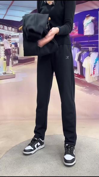 正在开播,快来直播间看看吧…… 1. 谁穿谁好看的特步针织棉裤子,现货速发,男女同款,国标尺码,正码正拍,家人们喜欢的赶紧下单吧