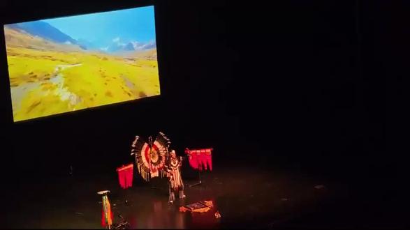 #美国的原住民#
#印第安人的前生今世#
1924年
印第安人在被确定为美国公民
享有最基本的政治权利
在1965年的平权运动中
印第安人作为少数民族享受特殊照顾
比如高考加分
减免个人所得税
即便如此
印第安人依然是美国最底层的弱势群体
全美印第安人口为300万人
约210万印第安人处于赤贫状态
美国小企业协会2007年一项调查表明
只有1%的印第安人拥有自己的企业
有所有社会指标中
印第安人几乎都在最底层
青少年自杀比例最高
青少年未婚先孕比例最高
高中辍学比例为54%
也是全国最高
但人均收入最低
失业比例高达50%至90%
-
印第安人
在美国相当于国中之国
纳瓦霍部落
是美国最大的印第安人保留地
纳瓦霍部落有地方主权
有自己的总统
其与美国联邦政府之间的关系
与外国政府与美国政府一样
是政府与政府间关系
但是印第安部落
虽然名义上具有“主权”
但实际上处处受制于美国政府
美国州政府做出一项决定后
便可自行执行
但纳瓦霍部落却不行
印第安人保留地内的任何发展项目
均需联邦政府批准
联邦政府常常以保护环境为由
阻止保留地的发展项目
结果是印第安人永远贫穷
一方面
印第安人努力保留自己的传统
拒绝外界文明的渗入
另一方面
年轻一代的印第安人则走出保留地
来到美国的大城市
彻底地融合
印第安人
如同生活在中国西南山区的少数民族
他们的下一代溶入现代文明只是时间问题
而古老的传统最终封存在历史博物馆中
#亚历桑德罗印第安史诗音乐会#
#《最后的莫西干人》全国巡演·上海站#
#🎵曲目《阿呀呀》