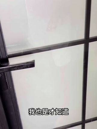 家具和柜门容易磕碰的地方可以贴上这个硅胶防撞颗粒,保护家具! 家具和柜门容易磕碰的地方可以贴上这个硅胶防撞颗粒,保护家具和墙面,还能减少碰撞噪音#实用好物 #生活日用小神器 #防撞颗粒