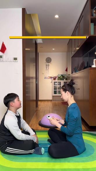 不吼不叫练专注力!1个亲子游戏,专治“听了就忘、反应慢” 孩子听指令左耳进右耳出?上课跟不上?每天10分钟玩这个 【数字复述】 #亲子游戏
在挑战与欢笑中,高效提升:
✅ 听觉专注力 – 屏蔽干扰,听得清每个数字
✅ 短时记忆力 – 快速储存,记得准、记得牢
✅ 快速反应力 – 听到立刻复述,反应快人一步
#寒假 坚持玩,开学后,孩子上课抓重点、记作业都会更专注、更准确!今晚就和孩子挑战一下吧!
#专注力训练 #亲子互动 #寒假计划