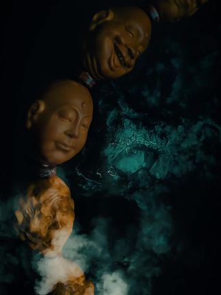 仅此一串,精工十八罗汉橄榄核手持,十八罗汉是橄榄核雕中最经典的款式,由十六罗汉和两位尊者组成,其中两位尊者就是我们所熟悉的降龙罗汉和伏虎罗汉,相传在唐代有一位觉明和尚,发愿要画十八罗汉,当画完十七位只剩一位坐鹿罗汉时,心中没有任何灵感,苦熬数日后,去河边发现水中自己的倒影突然有了想法,回到禅房参考自己的倒影画出了坐鹿罗汉,所以后来就有了十七罗汉渡人,一罗汉渡己的说法,也对应了大乘佛教和小乘佛教的核心,大乘佛教渡人小乘佛教渡己。 #十八罗汉 #精工雕刻 #橄榄核雕 #平安顺遂一生喜乐