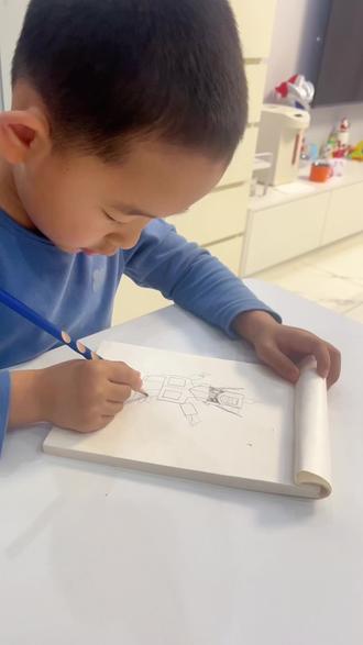 今天画的擎天柱? #擎天柱 #4岁画画