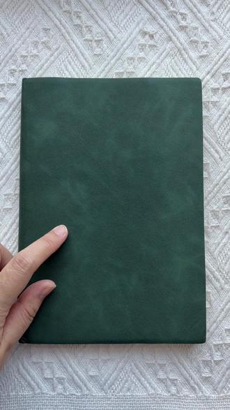 把春天焊在本子上| 2步变春日限定封面,丙烯马克笔yyds 谁懂啊,被我斥3.98元巨资买的新本子给丑哭了!
扔是不舍得扔的,那就给它换个脸吧😊
丙烯马克笔覆盖力超强,拿来改造最合适不过。
本子本身是墨绿色的,非常适合作为绘画背景。干脆画满🌸🌸,把春天直接焊在封面上。
丑本子一秒逆袭,成品我真的太爱了!
#春天的色彩 #丙烯马克笔 #手绘教程 #新手画画 #春日手作