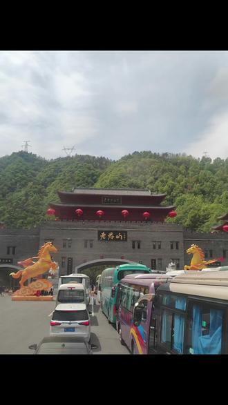 老君山游记 听说见到金顶的都是有福之人#真实生活分享计划 老君山是中国唯一一座不允许外国人进入的五A级景区,也是传说中道家始祖老子的归隐之地,在海拔2000多米的高空当中,竟然还有五座仙气飘飘的殿宇,分别代表着福禄寿喜财,据说能够看上一眼的人,都是有福之人。问人间仙境何处,唯有奇景老君山。 #老君山
