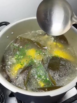 夏天正是吃 海带头 的季节,它是海带中肉质肥厚的地方,一斤可以泡发7-8斤左右炖出来的汤清甜鲜糯汤鲜味美好喝又营养#大人孩子都爱吃 #家常美食