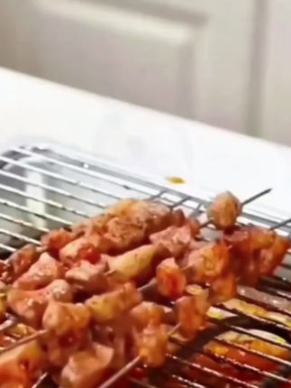 自从有了这个电烤架,我就再也没去外面吃过烧烤了。它这个是不烧炭不烧煤的,插上电就能用,火力大小可以自由调节,而且是双管齐下,一边烤串一边烤肉,特别方便。烤出来的肉也是滋滋冒油,外焦里嫩的,真的太香了!关键是吃完之后整个机器都可以水洗。#创作灵感 扬子电烤架家用无烟电烤炉烧烤架可拆电烤盘户外烤肉机多功能烤串#每日分享 #烧烤 #好物推荐分享 #烤肉串