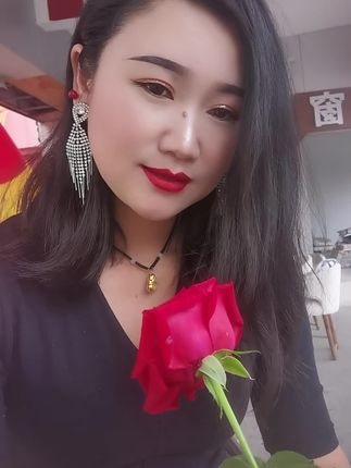“ 在意你的人,舍不得你难过, 不在意你的人根本发现不了你的难过”