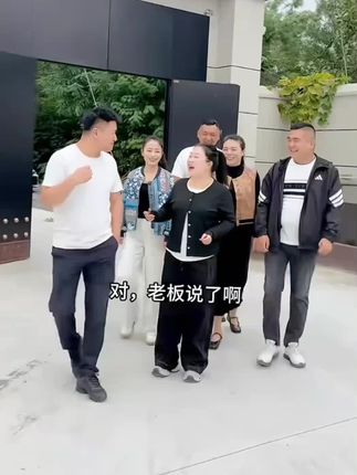 三婷同款上衣,它做的是一个拼接假两件的设计,非常时髦洋气,而且还是百搭款的,可以配裙子或者裤子穿。它的面料特别柔软舒服,还抗起球,版型也很显瘦,上身效果超赞#强烈推荐 #爆款热卖中 #显瘦遮肉#胖mm穿搭 #穿出自己的风格 #大码女装