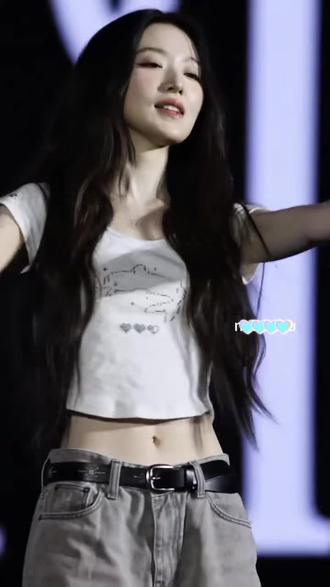 叶舒华这件烫钻海豚短T真的长在我的审美上了 太好看了吧#叶舒华 #T恤 #如何将夏日短袖穿出辣妹风 #美式t恤女生 #白t穿搭