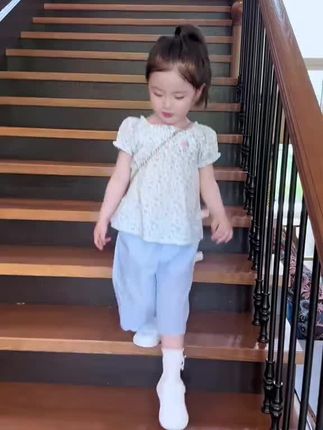 孩子带来的幸福感是无法用语言描述的 看着镜头前的她一点点长大 怀里的那个小人儿越抱越重 太多温暖的瞬间治愈我 #又是被女儿治愈的一天 #我的女孩👧🏻 #生女儿就是用来打扮的 #女童夏季套装 #品牌童装