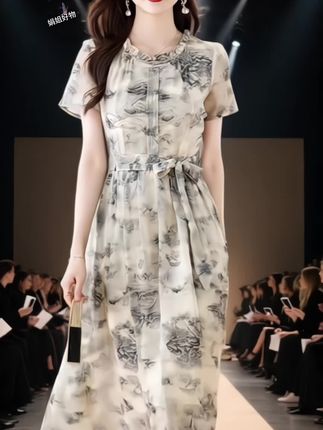 2025新款夏季轻奢高级感气质精致显瘦洋气雪纺碎花连衣裙,视频同款