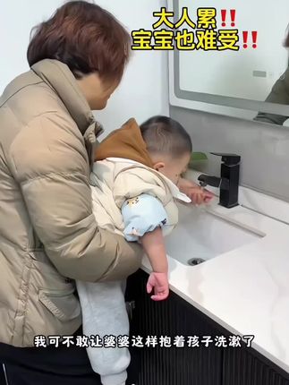 宝宝1岁后就不要总抱着洗手了,可以给宝宝安排踩脚蹬,来培养宝宝独立自理能力,当妈的真的轻松很多!#母婴好物 #带娃好物 #踩脚凳 #宝宝洗脸踩脚凳 #feelkids
