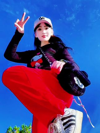 换上自己的照片或照片即可,试试吧 #拍照姿势 #退休生活 #与天空合影