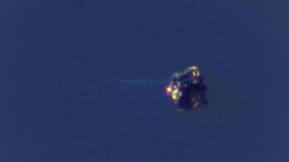 尼奥 - “大角星人令人惊叹的幽默感,创造了那些令人饶有兴趣、心情放松地停下脚步观赏的独特造型。如果所有造型都千篇一律,便没有人会在意。
这始终是我们朋友的初衷。地球上任何地方所见到的飞行器,都是刻意为之。请尽情享受它们的声、光、色吧,而同时,你们也正被爱关注着。
这是一只小型飞船,它隶属于一艘更大的、有3名乘员的飞船。这艘大型飞船并非母舰,而是一支由15艘飞船组成舰队的一部分。
母舰呈三角形,来自大角星。我们的朋友们在探索和协助过程中,喜欢采用各种形状和尺寸。
此艘特别的飞船,正在收集许多地方的生命活动图像、频率和运动模式。这种技术常常在太空深处使用,但目前正被用于靠近地球的地区。”