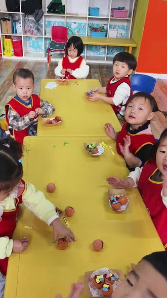 第十四课《章鱼小丸子》
本周幼儿园开展美食主题活动《章鱼小丸子》 。小朋友们用彩泥、泡沫球等材料,裹“丸子”、做装饰,在船型餐盒中完成创意摆盘 。宝贝们动手又动脑,创作出超萌美食作品。快来为他们的表现喝彩 !#儿童创意手工 #幼儿创意美术 #幼儿园里欢乐多 #动手动脑