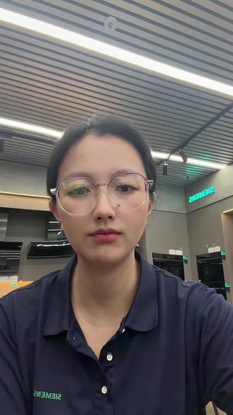 夏天闲置一冬天的空调不要直接开制冷!分享一套完整开机前清洁保养步骤,守护家人呼吸健康。
夏季空调开启前这些事项须注意
第一步,清洗滤网。关闭电源,拔掉插头,取下空调滤网,温水加中性洗涤剂浸泡清洗,阴干装回,避免暴晒。
第二步,开窗通风。开机前将门窗全部打开,形成空气对流,减少空调吹出的污染物,降低室内原有污染物浓度。
第三步,制热烘干潮气。将空调调至制热模式,温度设为28°C~30°C,运行10~15分钟。制热可快速烘干内部残留潮气,破坏霉菌、螨虫生存环境,从源头减少有害物质。
第四步,送风排脏气。开窗并切换至送风模式并调至最大风速,运行15~30分钟,将内部堆积的灰尘等污染物排出室外,同时观察空调是否异常,排查故障。
第五步,正常制冷。完成上述步骤后关闭门窗,切换至制冷模式,温度设为26°C左右。26°C是节能与舒适的最佳平衡点,既能降温,又能避免温差过大。
觉得有用可以点赞收藏!大家有任何家电使用疑问、保养或者选购相关问题,都可以评论区留言,也能私信我一起交流。
#空调清洗小技巧 #家电生活小知识 #夏季家电保养