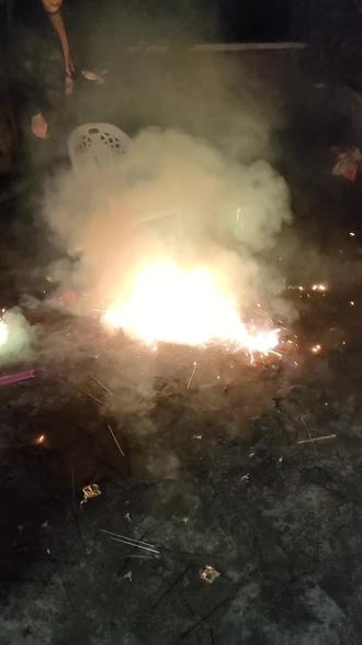 彩菊一转,烦恼减半!#陀螺烟花的玩法