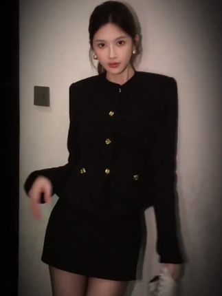高级感时尚赫本风黑色百搭显瘦长袖短外套高腰包臀半身裙两件套女#高级感穿搭#简约大气#气质穿搭#谁穿谁好看系列 #包臀半身裙
