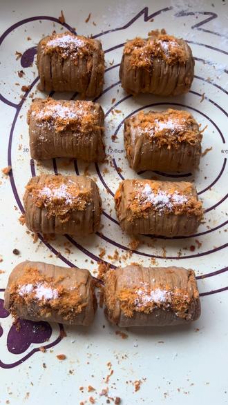 面团部分:500g面粉
250g水(正常白面五得利八星多用途需260g水,但因为红糖本身化开就湿润 粘稠 所以这里的水要适当少放)
100克红糖 (如果不红可加5g老抽上色)
冬季4-5 克耐耐耐耐高糖酵母
馅料部分
面团擀成 30*50cm左右
面皮上刷一层椰子油(蛋黄酱、沙拉酱都可)不刷也行,
表面撒匀 30 克红糖 粉十10g 面粉(面粉作用是防止红糖流淌出来,不撒面粉更有风味)
撒上一层金丝肉松(不需要带海苔)
上边折叠、下边直接覆盖叠上。
大概10cm宽度 用刀像切面条一样(可
切断底也可不切断),最后选取喜欢宽度彻
底切断拉长 卷曲折叠 最上层撒金丝肉松+
椰蓉点缀。
上汽算时间 10-12分钟 焖一分钟
1斤面我做的很大8⃣️个。我是3.5元一个
#红糖馒头 #在家做美食 #花样馒头 #创作灵感