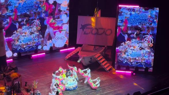 jojo生日快乐!!恭喜jojo更新人生28.0版本!一直唱到80.0!!生日场真的很不一样,许多回忆依旧历久弥新,无论什么时候想到2026年1月31日晚都会想起我们共同为你庆生🎉#live现场 #演唱现场 #唐九洲 #唐九洲生日快乐 #唐九洲巡演