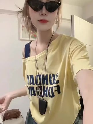 2025夏季斜肩吊带撞色字母休闲印花短袖 T 恤时尚宽松百搭韩版上衣