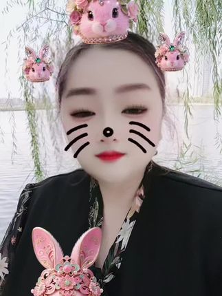 春日湖边漫步,柳枝轻拂,心情如花绽放🌸。幸福感满满,快来打卡这片美景吧!@DOU+小助手