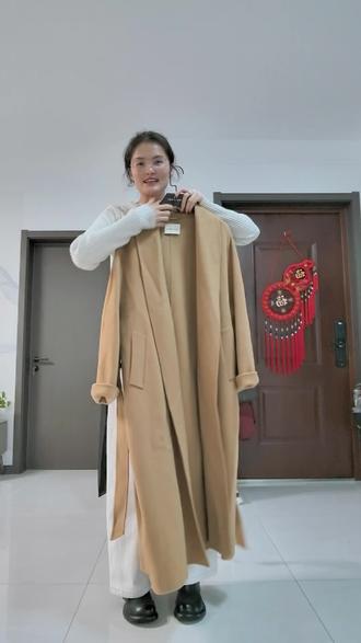 慧慧欧尼浴袍款大衣真的很大气,质量细节做工无可挑剔,只是看上身效果!又纠结上了,真爱给自己出难题!#慧慧欧尼 #大衣 #今天穿什么 #ootd穿搭 #气质穿搭