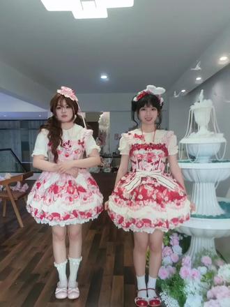 花苞裙和嘭嘭嘭圆舞曲超绝适配 和沐夏宝宝@雾雾雾屿 今年的双子第二弹#草莓空想曲 #嘭嘭嘭圆舞曲 #吃我一波lolita日常