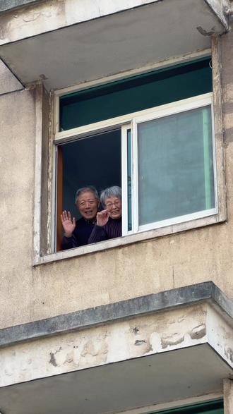 太奶奶过年也入个镜😚
记录📷的意义是定格幸福的具像化 相差80多岁的亲情
太爷爷太奶奶这一页 应该是岁月温良 舐犊之爱 💗