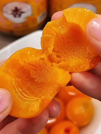 都是选用应季鲜杏去皮去核制作而成,吃起来脆嫩爽口,鲜嫩清甜非常好吃!#黄杏罐头 #杏罐头 #水果罐头 #应季水果 #太好吃了就是这个味道