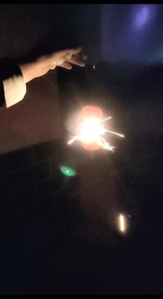 仙女棒的花式玩法...原来仙女棒🎆在橘子里真的不会灭…#仙女棒的花式玩法