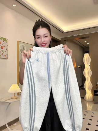 女童洋气时尚小卫裤 儿童洋气时尚小卫裤 这反季还真能捡到大便宜,竟然二十来块给女儿搂一条时尚小卫裤,立秋后真的一天比一天凉了!就这种好看又好穿的小卫裤真的可以给娃安排上了!#面料柔软舒适#高品质童装#休闲百搭 #宝妈推荐#秋季穿搭#谁穿谁好看系列